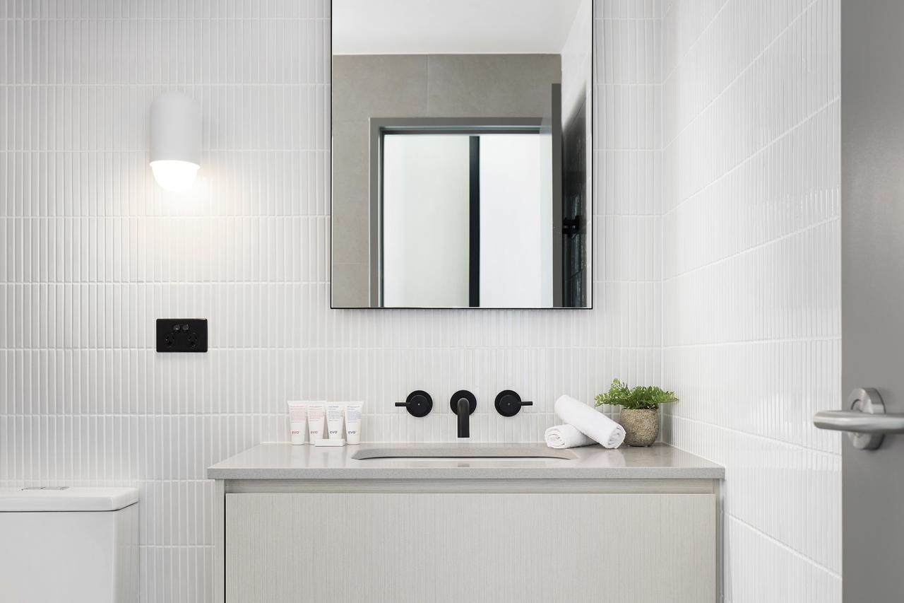 Art Series - The Chen Box Hill Exteriér fotografie Bathroom with white subway tiles