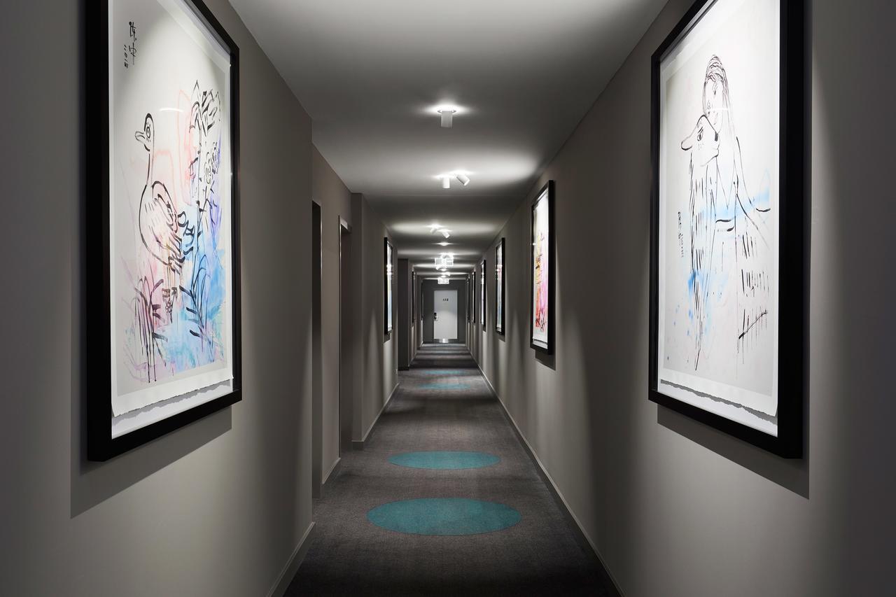 Art Series - The Chen Box Hill Exteriér fotografie Artwork by artists from the UK