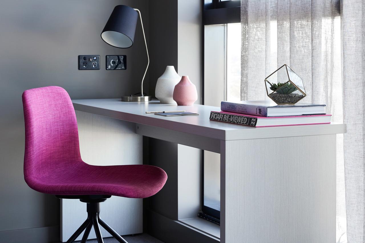 Art Series - The Chen Box Hill Exteriér fotografie A desk with a chair